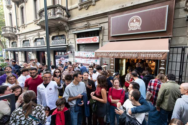 Il pubblico riunito davanti alla Gelateria Wally durante Come Prima Più di Prima